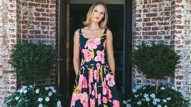 ae maxi dress The Elberta Printed V-Neck in Cream Small neck/Sleeveless/Bow detai Millie Bobby Brown's transparent Size:31x33.5 Style: Standard Length